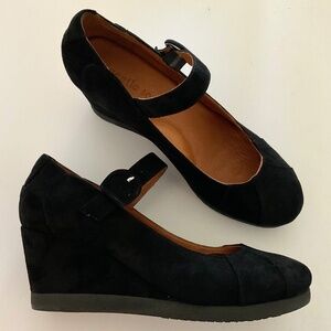 GENTLE SOULS Dawn And Dirty Black Suede Wedge Size 9